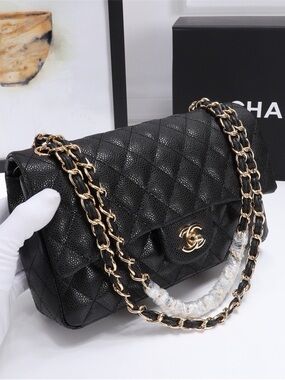 CHANEL Black Quilted Leather Shoulder Bag with Gold Chain